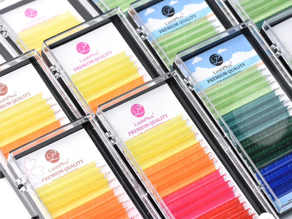 Bandejas de pestañas de colores LashPlus apiladas, de amarillo a verde