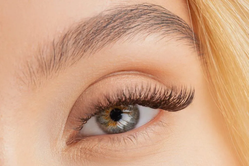 Estilo de extensiones de pestañas Cat-Eye — set aplicado, foto de clienta