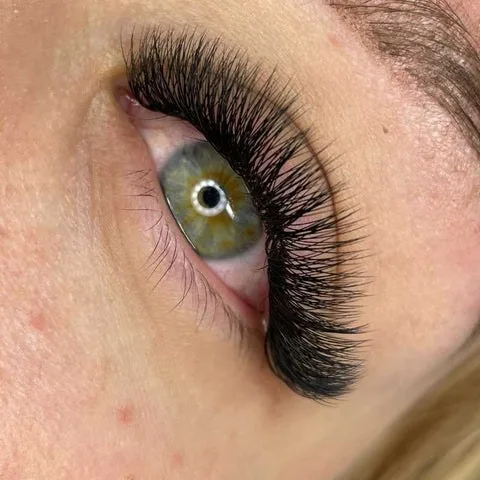 Estilo de extensiones de pestañas Doll / Ojo abierto — set aplicado, foto de clienta